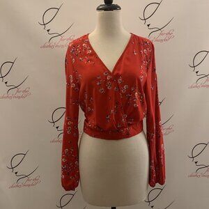 Wild Fable. Size Medium. Rayon Long Sleeve. 1 Button Band. Open Back. Top. B50